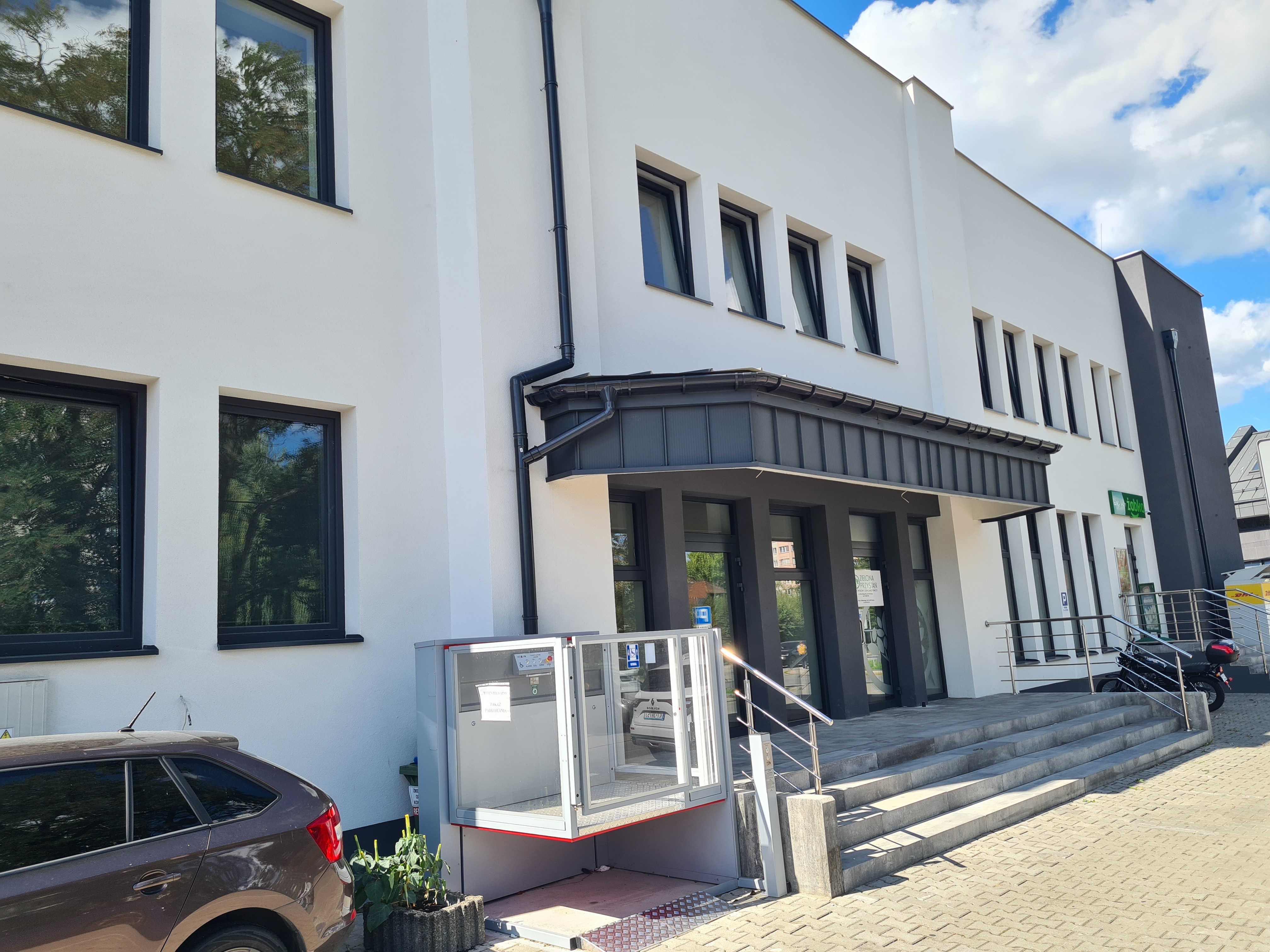 Elewacja nowo wyremontowanego budynku przy ul. Kazimierza Pułaskiego 6D w Tarnowie, z witrynami i wejściami od ulicy